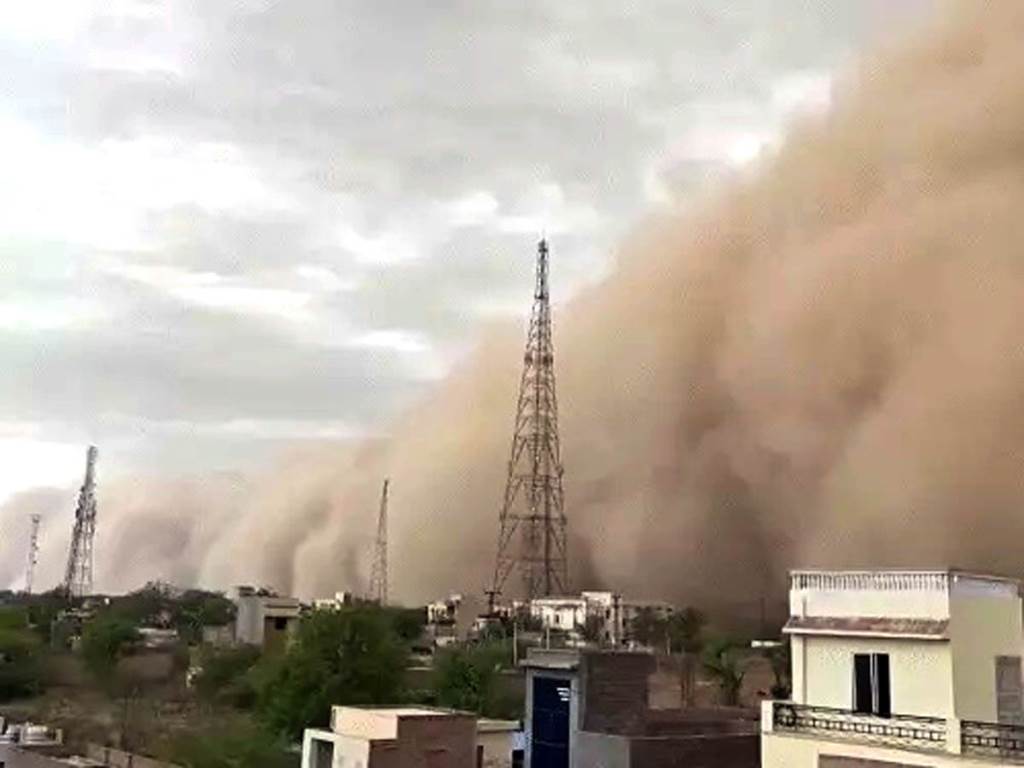 Sandstorm in 5 districts of Rajasthan Daylight turns to darkness